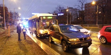 Srážka trolejbusu s autem