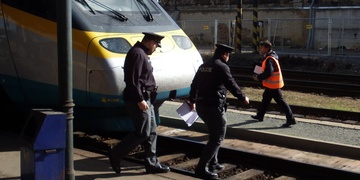 Vlak v Plzni zachytil malou holčičku - zachránil jí pohotový svědek