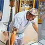 Krádež zlata přímo ve zlatnictví v Plzni na Roudné, nepoznáte pachatele právě vy?