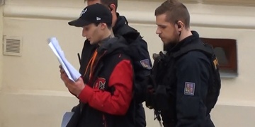 Soud slibům školního útočníka neuvěřil a dnes ho poslal do vazby