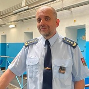Cesta byla dlouhá, z dozorce až do ředitelské kanceláře