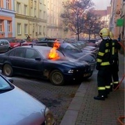Ve Vrchlického začalo hořet BMW