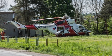Muž spadl ze zdi, ve vážném stavu ho transportuje vrtulník