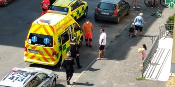 Řidička srazila malé dítě jedoucí na kole a následně byla napadena jeho rodinou