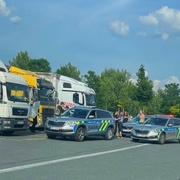 Opilý řidič kamionu si na parkovišti zahrál na demoliční derby - doplněno video