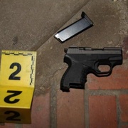 Pistolnice střílela a pak s plynovkou v ruce vyhrožovala sousedce smrtí