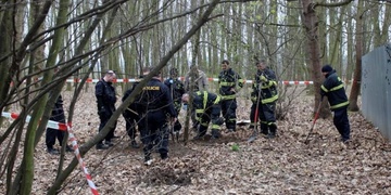 Tělo ženy bylo zabaleno v koberci, mrtvola muže ležela ve stanu