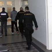 Při loupeži na Slovanech zlomil své oběti ruku