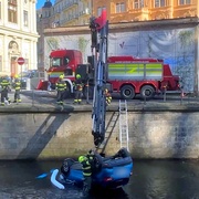 Ženě ujelo auto, prorazilo zábradlí a skončilo v řece