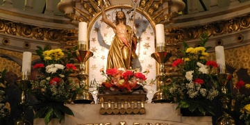 Okradli ženu provádějící výzdobu v kostele