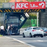 Další kamion skončil pod "Klatovskou gilotinou"