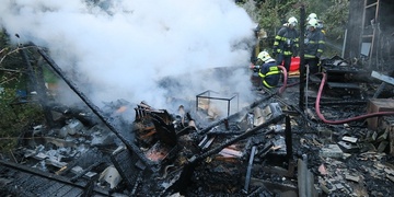 Rozsáhlý požár úlů, hasiči nevylučují ani úmyslné zapálení