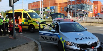 Auto srazilo chodce u Plazy