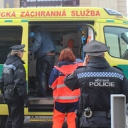 Napadl muže, který držel dítě v náručí