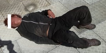 Těžce opilá a těžce přehřátá žebračka