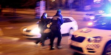 HRDINSTVÍ: Muž se zachoval statečně a s pistolí v ruce šel na pomoc napadenému