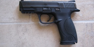 MAJITELÉ ZBRANÍ ZPOZORNĚTE: „Ztratil jsem nabitou pistoli!“ zoufal si policistům do telefonu muž