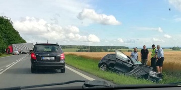 Před Úněšovem se střetlo osobní auto s nákladním