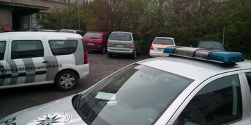 Zakrvácená mrtvola nalezena před porodnicí