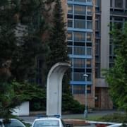 Na střechu areálu středních škol na Karlovarské třídě vylezla dívka