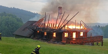 Rozsáhlý požár bohužel krásný srub zcela zničil