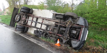 Řidič s nákladním vozidlem nezvládl řízení