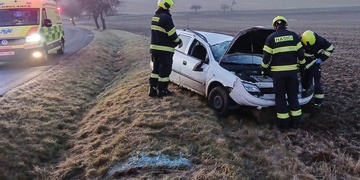 Vozidlo vyjelo ze silnice a převrátilo se v poli