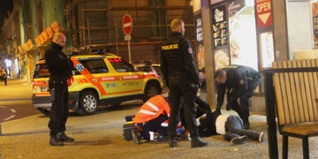 Na Americké se to pralo, šňupal se koks a opět zazněla střelba