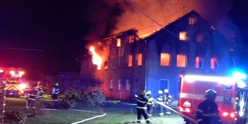 Rozsáhlý požár obytného domu, zásah hasičů v tuto chvíli stále ještě probíhá