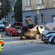Střet tří aut si vyžádal pět zraněných včetně tří dětí
