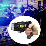 Policisté střelili útočníka taserem