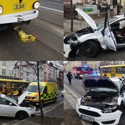 Střet tramvaje s osobním vozem, na místě dva zranění