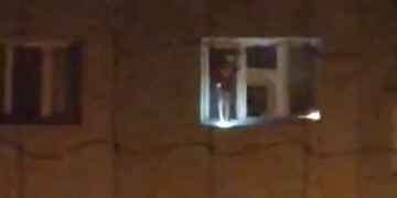 Malý chlapec si hrál na parapetu okna ve čtvrtém patře