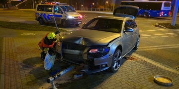 Auto po smyku smetlo semafor