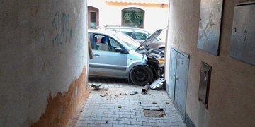 Řidič vozu Ford narazil do čtyř zaparkovaných aut a následně i do budovy
