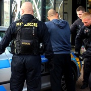 Opilý Slovák těžce řádil v Kauflandu a pak napadl i strážníky