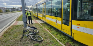 Dvaadevadesátiletý cyklista spadl přímo před jedoucí tramvaj