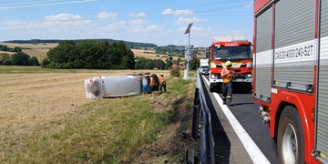 Dodávka, ve které cestovala rodina se dvěma dětmi, se převrátila přes svodidla