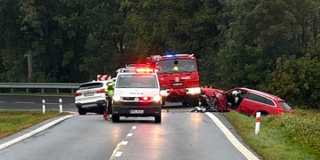 Čelní střet dvou aut, na místě přistává vrtulník LZS