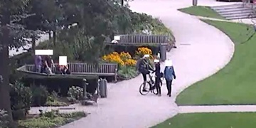 Hrášek se napil nebo zdrogoval a napadl kolemjdoucí ženy