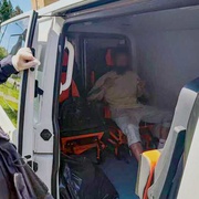 Agresivnímu muži vadila zastávka, chodci, lavička a mladý stromek