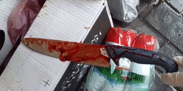 Pobodaný a podřezaný útočník skočil z balkonu