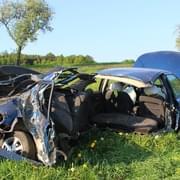 Řidič rozpůlil auto o strom a motorkář při nehodě zemřel