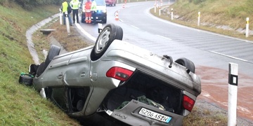 Řidič vyletěl na nájezdu na dálnici z vozovky