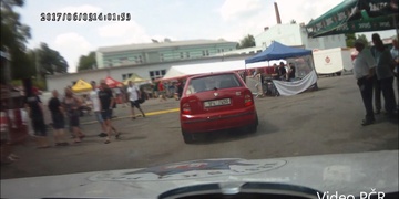 Celé video: Ujíždějící šílenec vjel mezi dav na pivních slavnostech