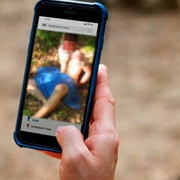 On na ni penisem, ona na něj mobilem
