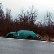 Neznámý řidič vytlačil auto ze silnice a ujel
