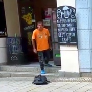 Muže naštval prodejní automat a tak začal řádit jako šílený