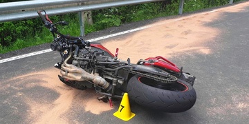 Náraz do svodidel motorkář nepřežil