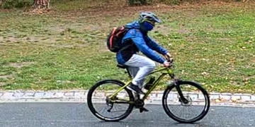 Toto je cyklista, který pobodal ženu u Boleváku